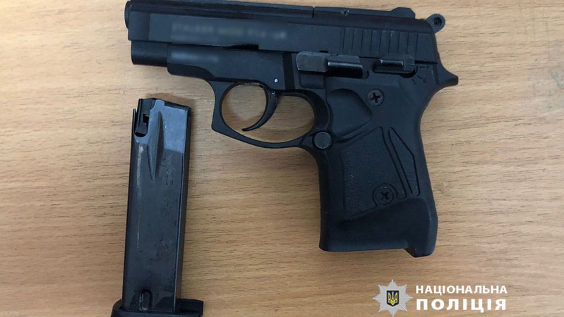 Волинські поліцейські затримали киянина, який переробляв та продавав зброю