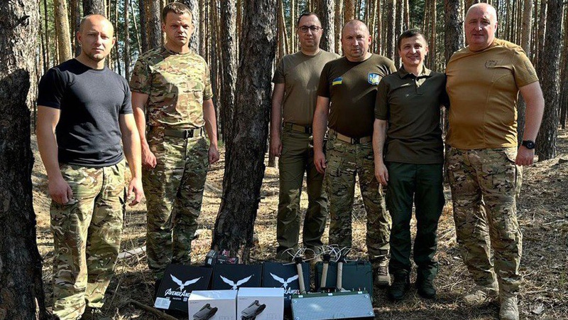 Волинські поліцейські відвідали колег в зоні бойових дій та передали допомогу