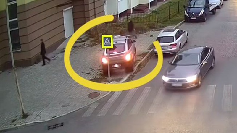 У Луцьку водій наїхав на дорожній знак і «накивав колесами». ВІДЕО