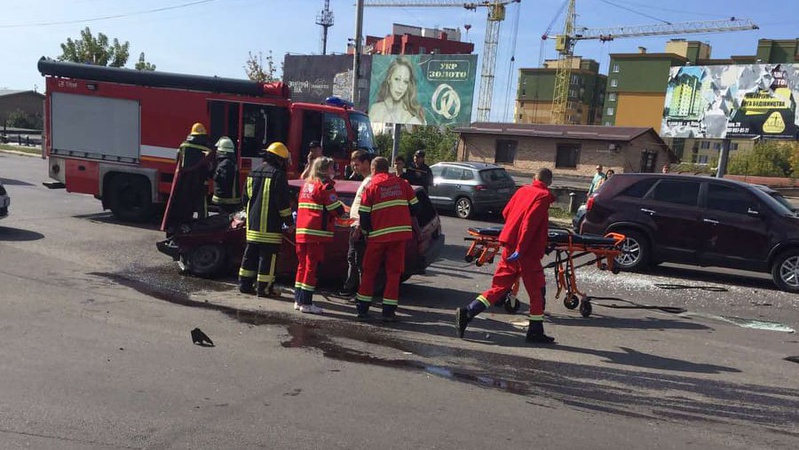 У Луцьку аварія з потерпілим: рух транспорту ускладнений. ВІДЕО