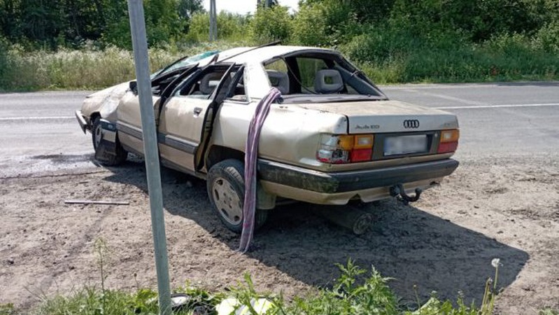 На Волині два автомобілі злетіли у кювет та перекинулись: двоє постраждалих