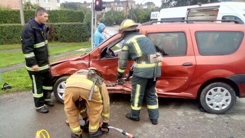 У Нововолинську зіткнулися два автомобілі: водія легковика вирізали з салону