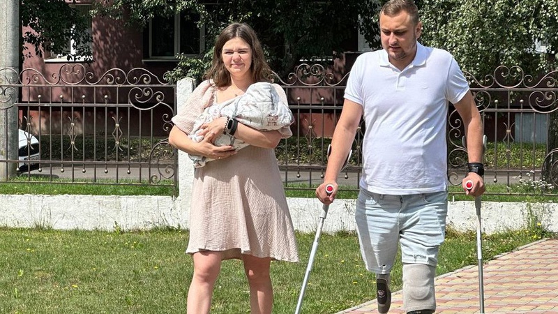 Волинянин, який втратив на війні обидві ноги, забрав дружину із первістком з пологового