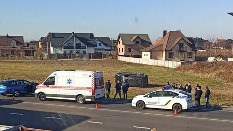 У Рованцях – ДТП: один з автомобілів перевернувся