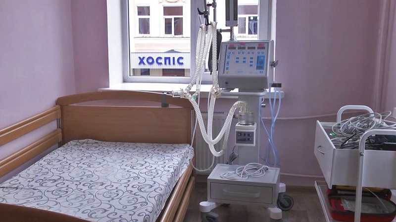 Як лікують і доглядають пацієнтів у Волинському обласному хоспісі під час війни