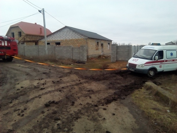 У селі під Луцьком в багнюці застрягла «швидка»