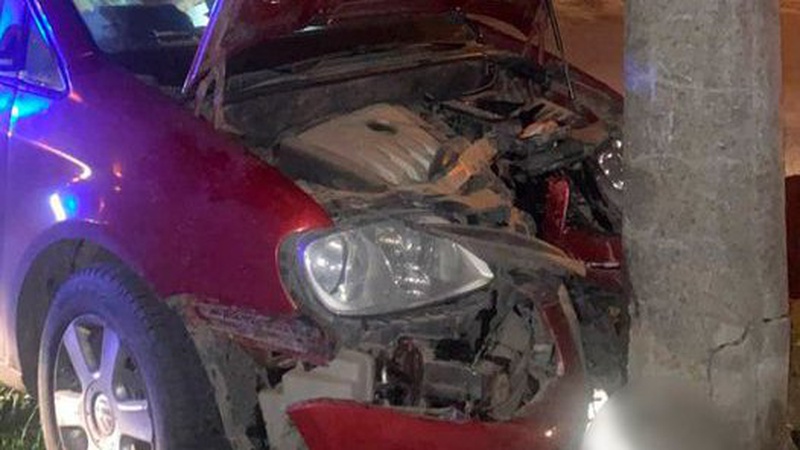 У Луцьку вночі п’яний водій влетів у стовп. ФОТО