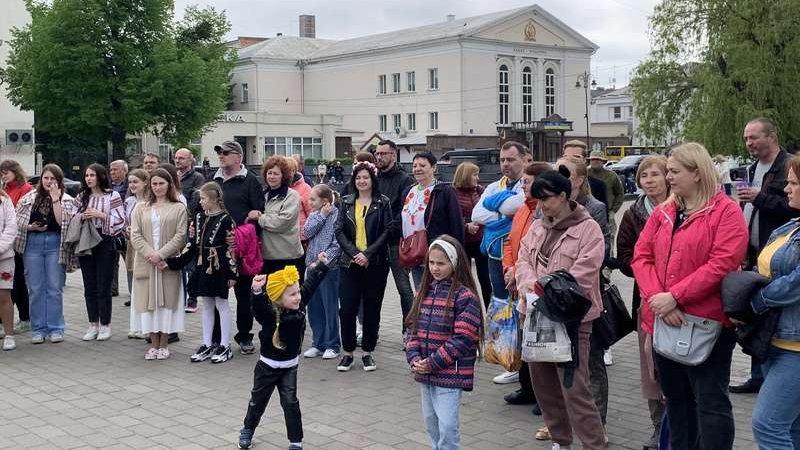 «Нитка Єдності»: у Луцьку пройшов флешмоб до Дня вишиванки
