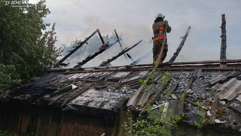 На Волині горіли житловий будинок та господарські споруди