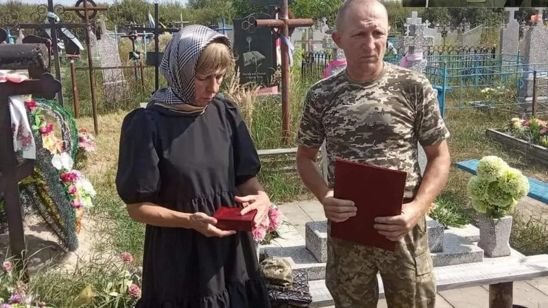 Батькам загиблого у ДТП військового з Волині вручили нагороду сина