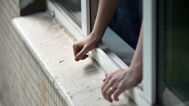 На Волині 26-річний хлопець випав з вікна п’ятого поверху