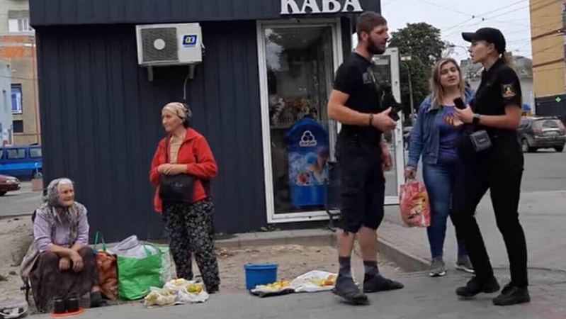 У Луцьку перехожі захищали від муніципалів бабусю, яка продавала груші