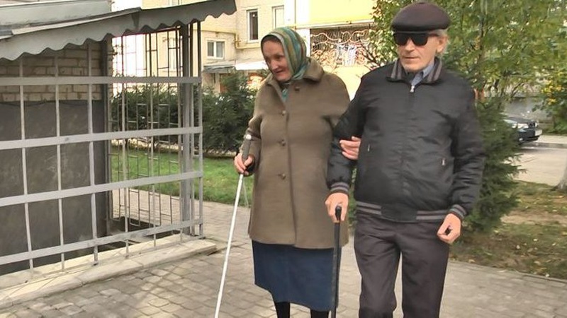 Подружжя незрячих лучан розповіло про життя у темряві