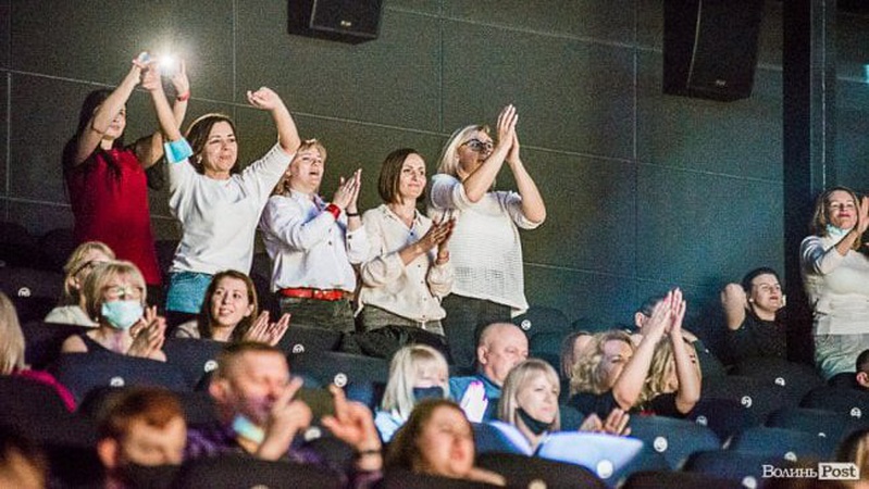 В Україні – новий максимум смертності від COVID-19, а в Луцьку сотні лучан без масок відривались на концерті