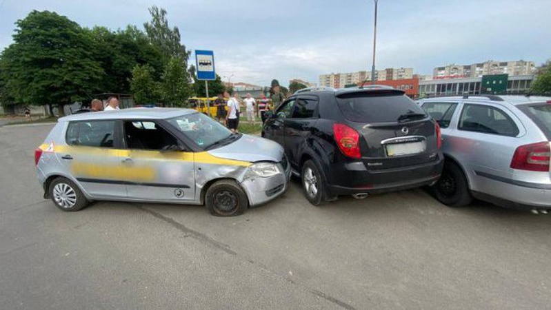 У Луцьку охоронець викрав учбове авто і протаранив три припарковані машини