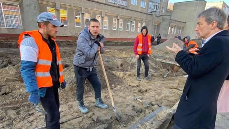 У Ковелі тротуар на центральній вулиці поділили на 4 частини і віддали ремонтувати партійним соратникам мера