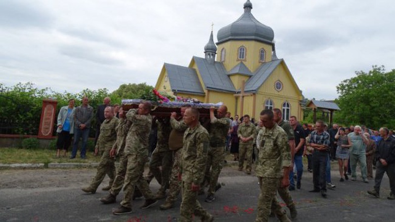 Останню дорогу встелили маками та півоніями: на Волині попрощалися із Героєм Василем Рудцем