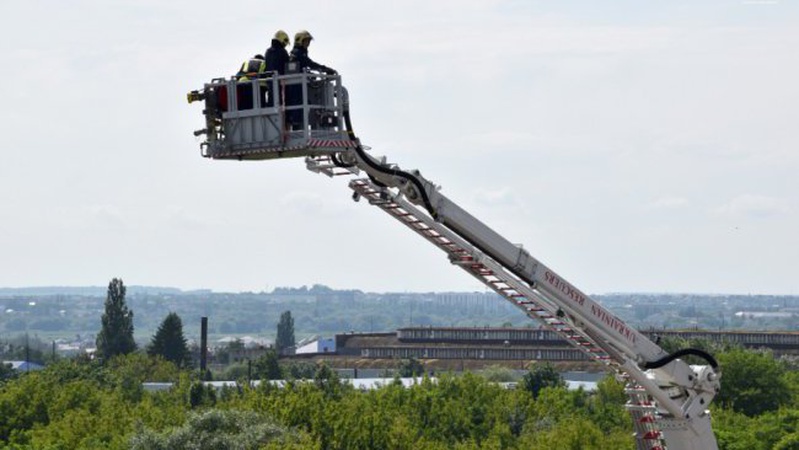 У Луцьку рятувальники вчилися працювати на новому 45-метровому підйомнику. ФОТО