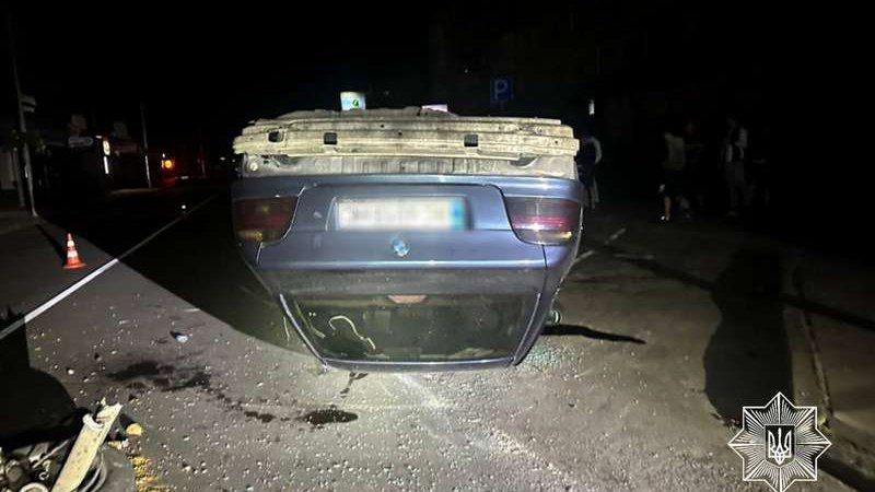 На Волині п’яний водій збив дорожній знак та перекинувся. ФОТО