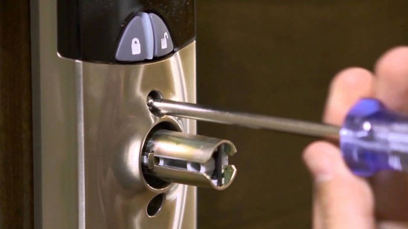 Замінили замки та роблять ремонт: у Луцьку приватизували бомбосховище.Відео