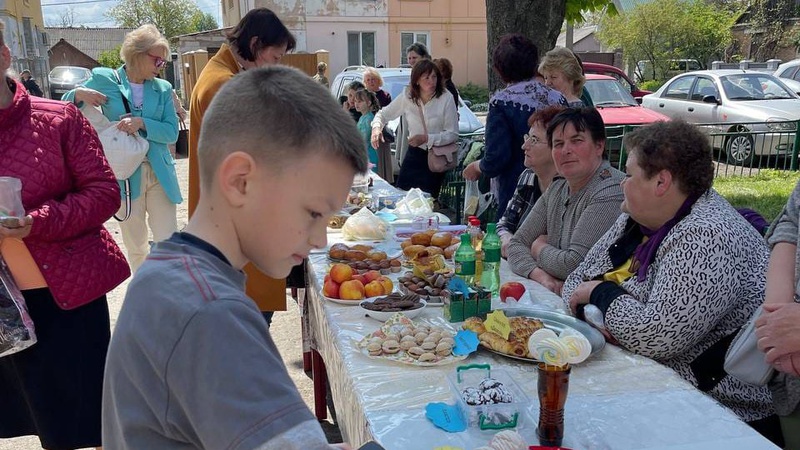 У Рожищі продавали смаколики Степана Бандери та сніданок Залужного