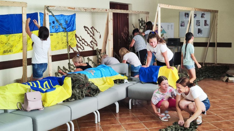 У селі під Луцьком роблять маскувальні сітки для танкістів