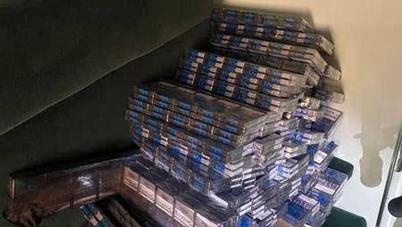 Виявили в «Ягодині»: пасажирка потяга нашпигувала стелю купе куривом. ФОТО