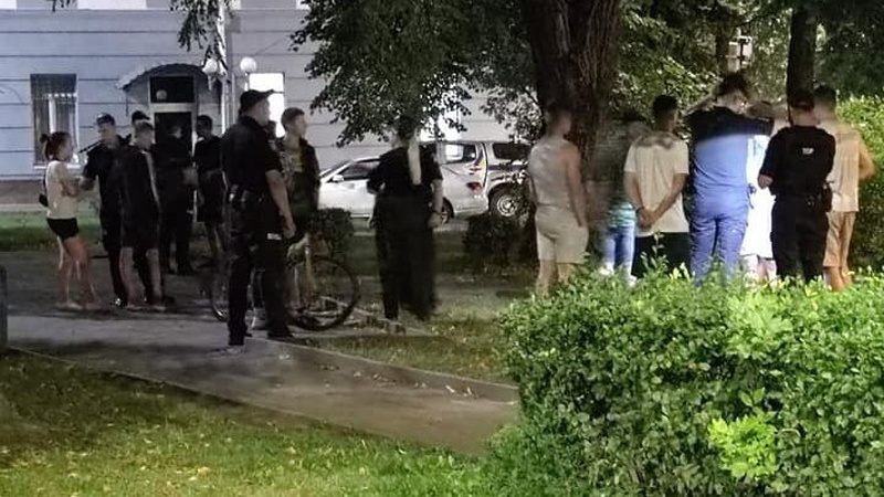 У Луцьку біля обласного управління поліції сталася масова бійка зі стріляниною. ФОТО. ВІДЕО