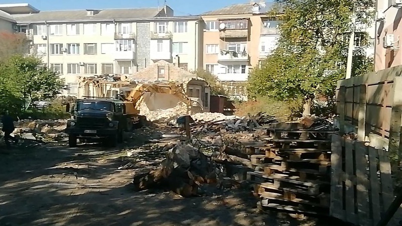 У центрі Луцька зносять стару будівлю. ВІДЕО