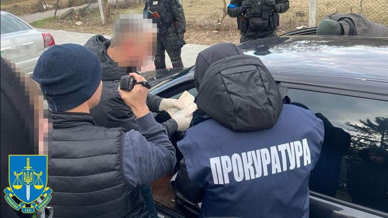 Під Львовом чиновника впіймали на продажі гуманітарки