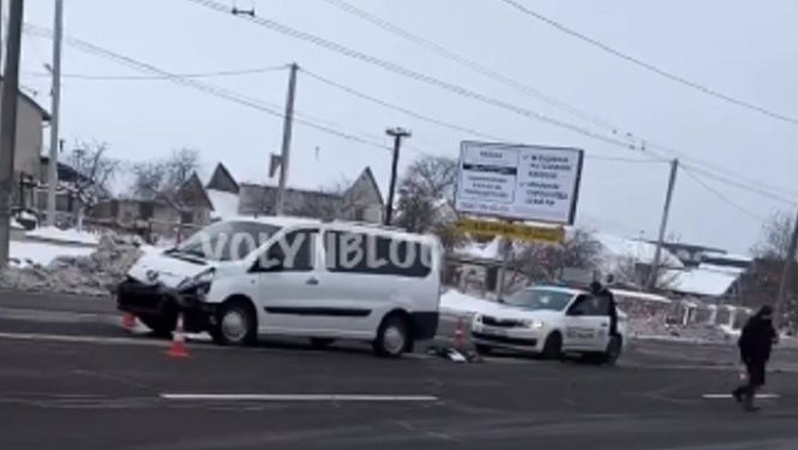 Під Луцьком бус на швидкості влетів у навчальне авто. ФОТО