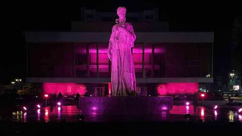 У Луцьку Театральний майдан підсвітили рожевим кольором