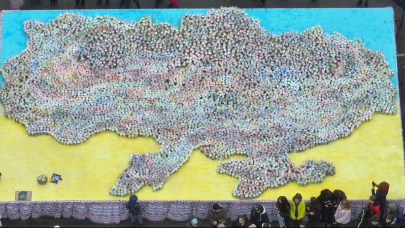 Найбільшу мапу України на Одещині виклали з великодніх пасок для ЗСУ