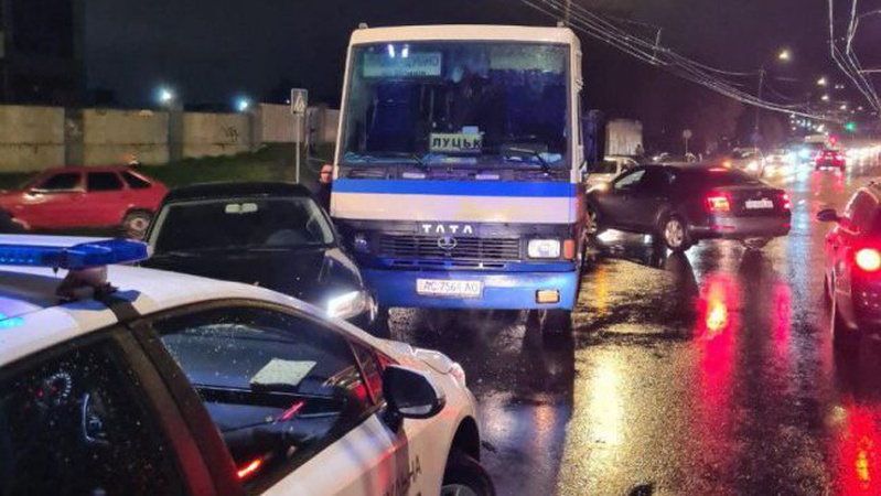 У Луцьку зіштовхнулися легковик та маршрутка