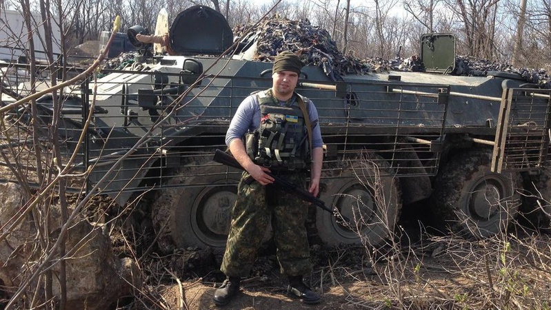 Поліцейський з Маріуполя продав на аукціоні речі, що шив в полоні