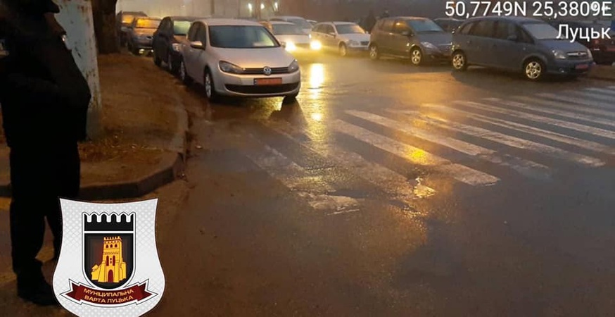 На авторинку в Луцьку водії посварилися з муніципалами