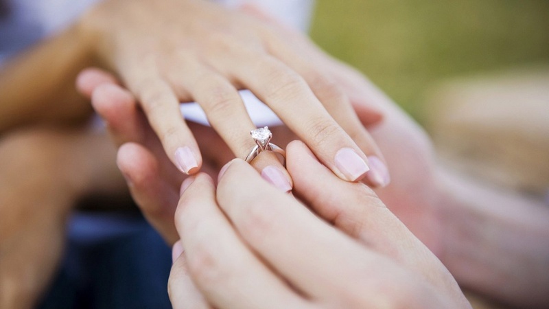 Хлопець зробив пропозицію дівчині у ТЦ Луцька