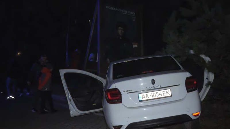 ДТП у Луцьку: водій таксі влетів у сітілайт, є постраждалі