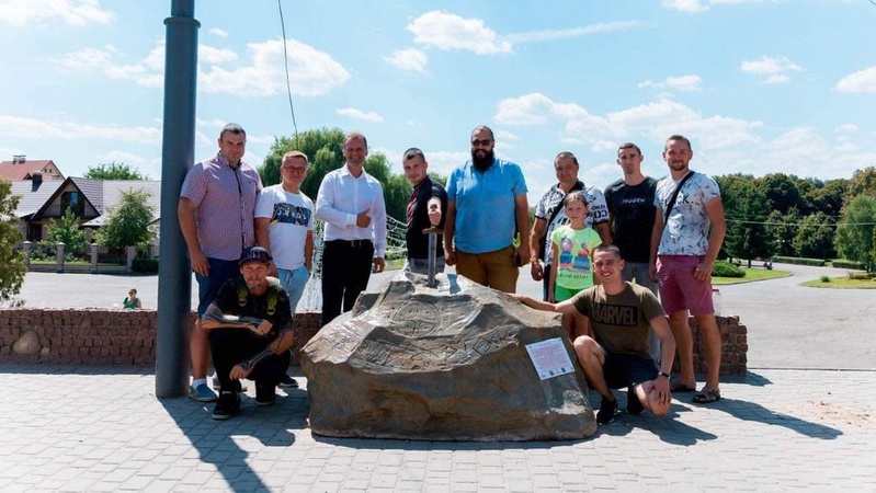 У княжому місті  встановили скульптуру меча в камені