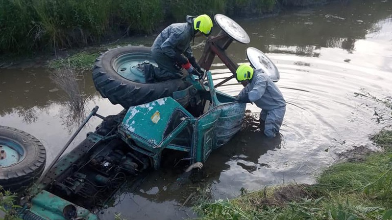 На Рівненщині чоловік на тракторі перевернувся в канаву і загинув