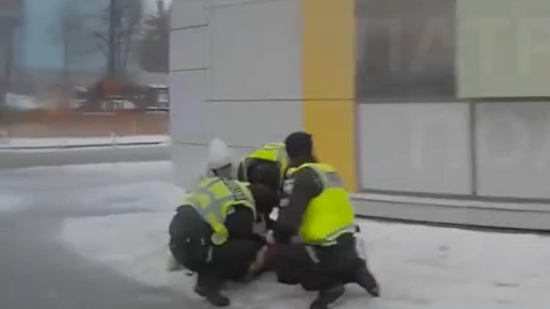 Раптово стало зле: у Луцьку патрульні допомогли чоловіку в якого стався напад епілепсії