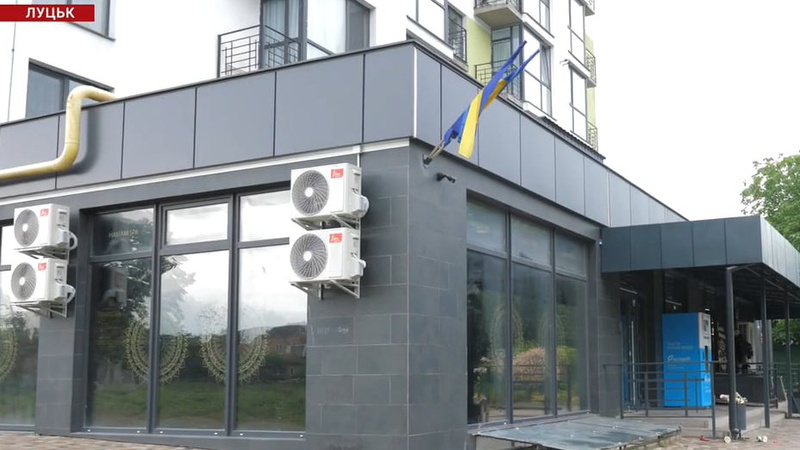 Лучани скаржаться на еротичний салон, який функціонує у багатоповерхівці