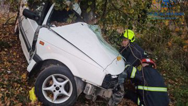 21-річний водій влетів у дерево на Волині: його госпіталізували. ФОТО
