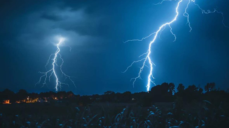 На Волині від розряду блискавки загорілася господарська споруда