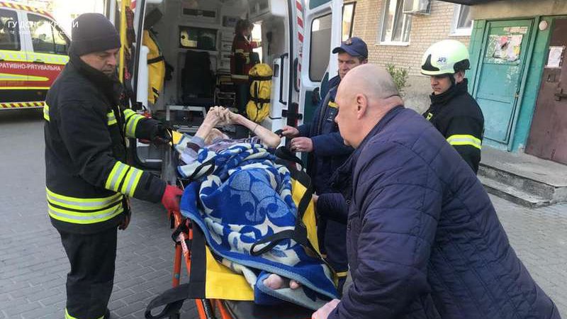 Підозра на інсульт: у Луцьку рятувальники прийшли на допомогу літній жінці (фото)