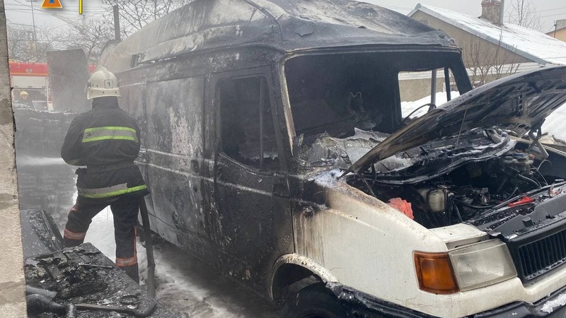 У Луцьку біля житлового будинку горів автомобіль: на місці працювало 14 рятувальників