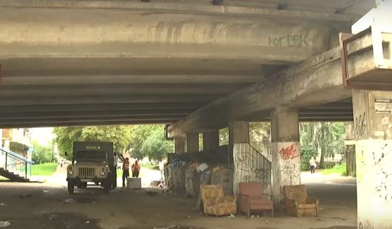 Розповіли, чому луцькі безхатьки збираються під мостом на Привокзальній