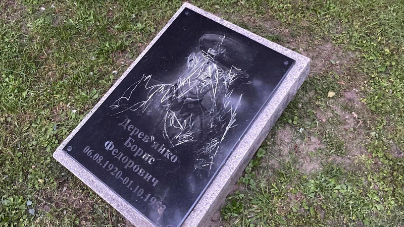 На меморіалі в Луцьку жінка спостерігала, як її дитина розмальовує надгробні плити. ФОТО