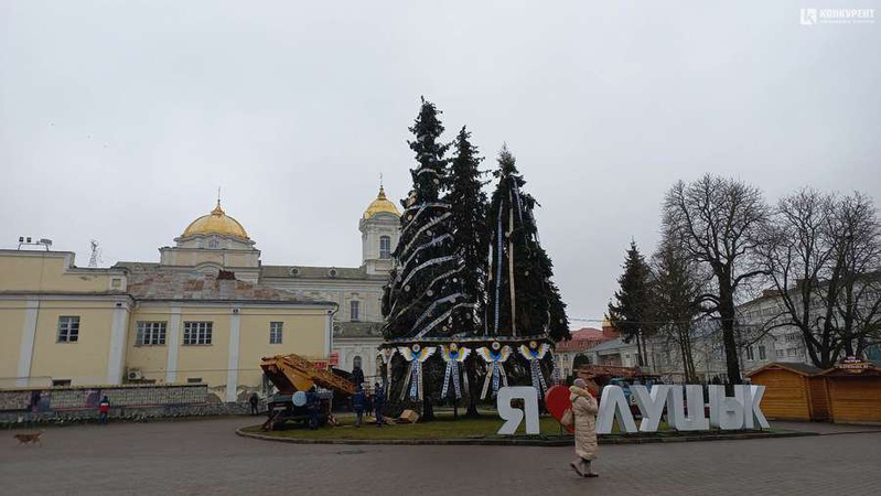 У центрі Луцька «роздягають» святкові ялинки. ФОТО