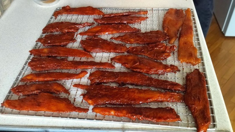 Подружжя з Луцька сушить вдома м’ясо і фрукти бійцям на передову